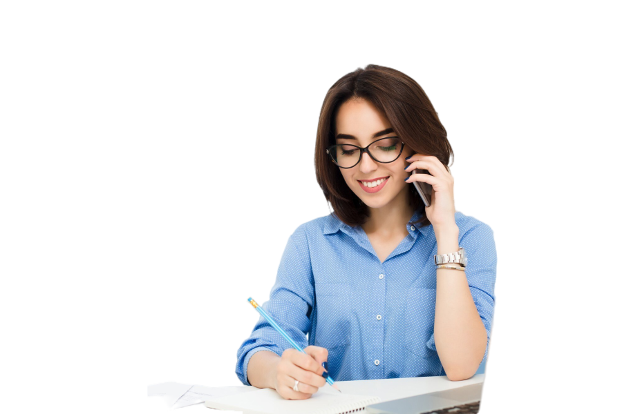 chica-joven-bonita-esta-sentada-mesa-oficina-ella-tiene-camisa-azul-lentes-negros-ella-esta-hablando-telefono-escribiendo-cuaderno